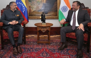 El Embajador Abhishek Singh sostuvo hoy una reunion con S.E. Yvan Gil Pinto, Ministro de Relaciones Exteriores de Venezuela. Discutieron una amplia gama de temas de importancia bilateral, incluidos los programas de capacitacion ofrecidos por la India, los desarrollos en el sector petrolero, el comercio y la cultura.